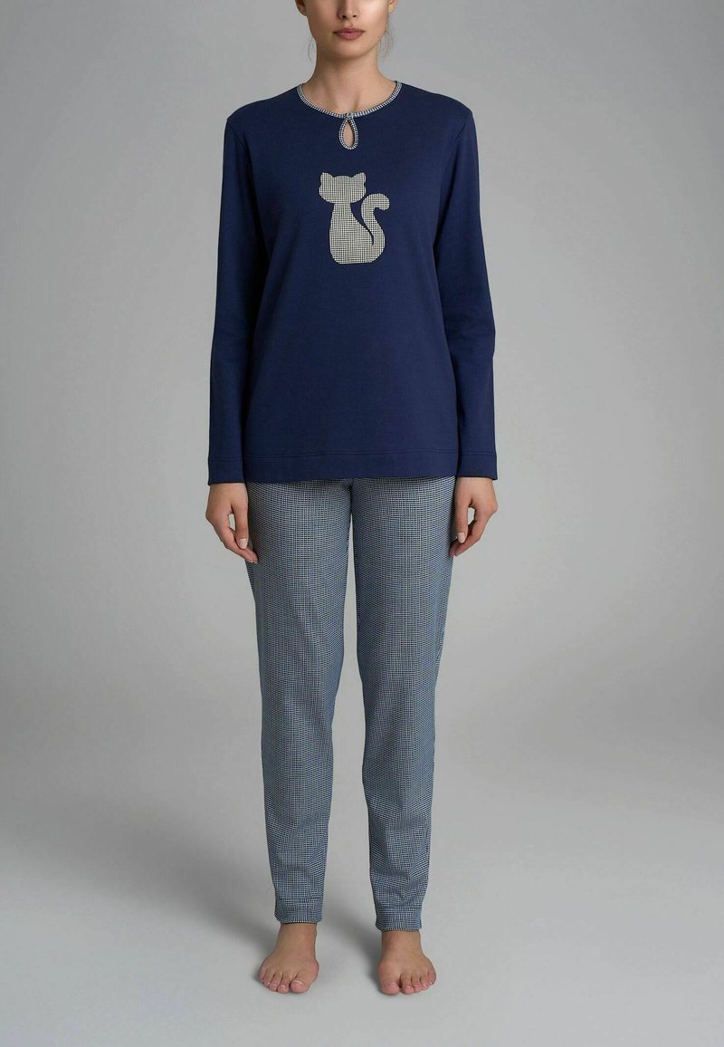 Maglietta a maniche lunghe blu navy con design di un gatto e scollatura a fessura, abbinata a pantaloni checkered grigi e bianchi a fantasia. Tessuto comodo.