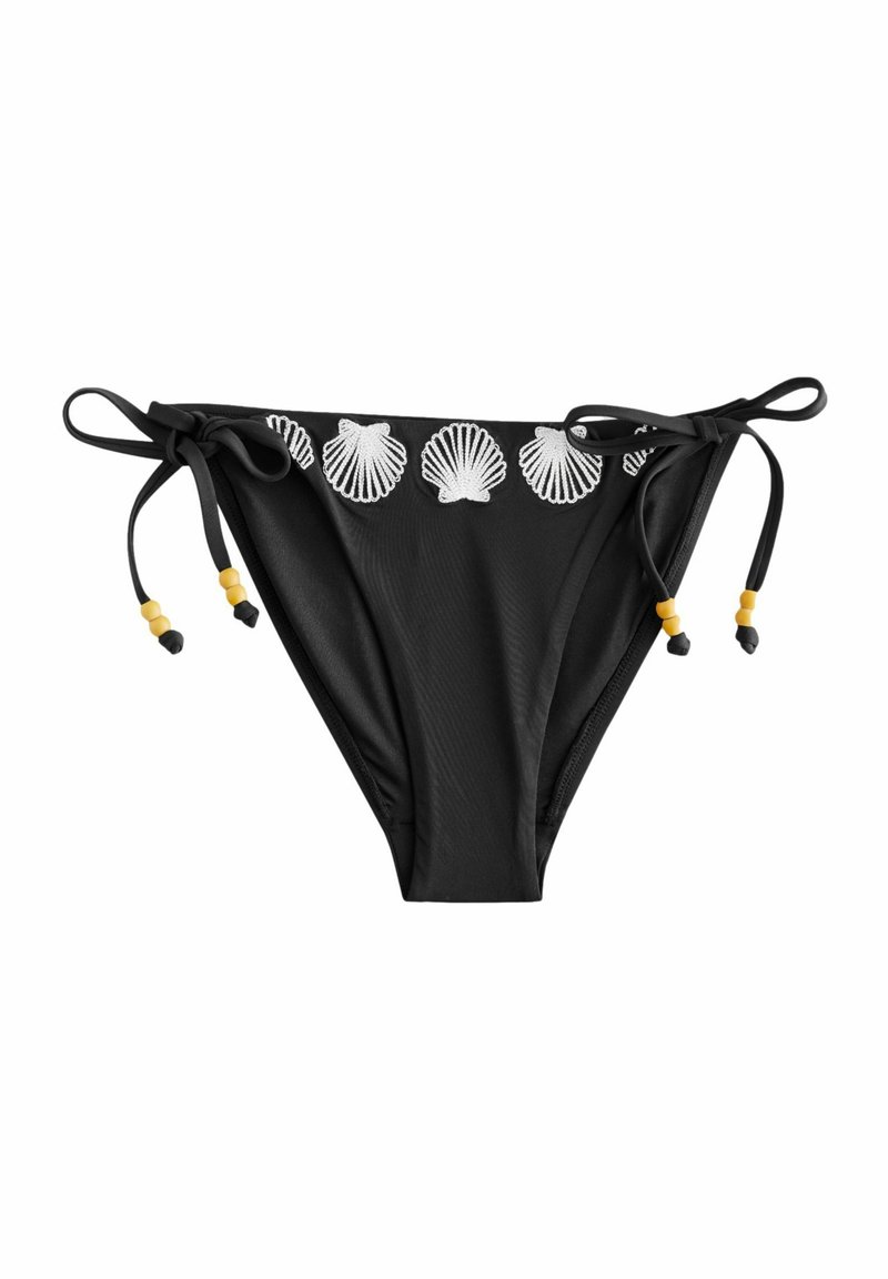 Musthave must tükk mustriga, millel on reguleeritavad küljesidemed, ning mille vööl on valge merikarbi tikand ja kollased helmed sidemetel.