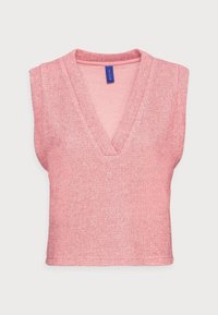 Haut rose sans manches avec un col en V, fabriqué à partir d'un tissu texturé avec un léger éclat. Présente une silhouette cintrée et un ourlet brut.