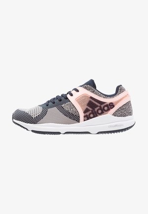 Chaussure de sport noire et rose avec tige en mesh, motifs texturés et semelle blanche en Cloudfoam. Équipée de lacets et d'un col matelassé pour le soutien.