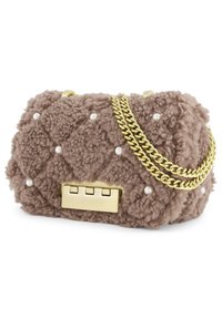 Borsa marrone con texture realizzata in materiale morbido, con un design trapuntato, decorata con accessori dorati e dettagli bianchi. Dotata di tracolla a catena.