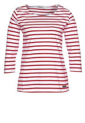 Chemise à manches longues rayée rouge et blanche avec un col rond. Le tissu semble doux, comportant un petit écusson logo en bas à gauche.