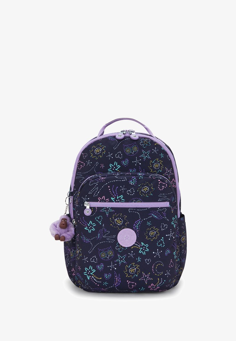Rucksack in dunkelblau mit bunten Stern- und Blumenmustern, lila Akzenten, doppelten Reißverschlüssen und einem affenförmigen Anhänger, der an der Seite hängt.
