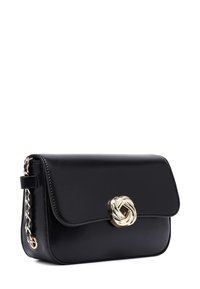 Clutch in pelle nera con una forma strutturata, hardware a nodo dorato e una tracolla a catena. Dotato di una chiusura a pattina magnetica.