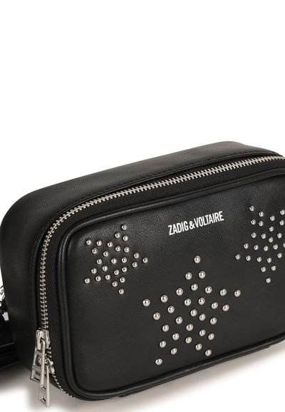 Borsa a tracolla in pelle nera con dettagli in metallo argentato a forma di stelle, chiusura con zip e branding del logo sulla superficie frontale.