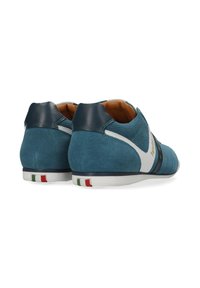 Sneaker blu in camoscio con dettagli in pelle blu scuro, rifiniture bianche e una grafica con la bandiera italiana a strisce sul tallone. Superficie testurizzata.