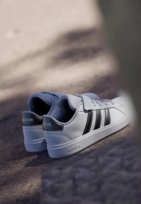 adidas Sportswear DEPORTE GRAND COURT 2.0 - Clay court tennis shoes - white