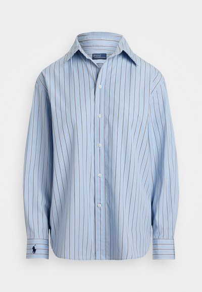 Camisa de manga longa azul clara com riscas verticais em branco e castanho, com fecho de botões à frente e um pequeno logótipo no punho esquerdo. Textura de tecido suave.