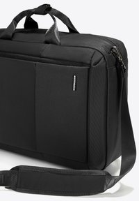 Sacoche d'ordinateur portable noire en tissu texturé, avec plusieurs compartiments, une fermeture éclair, des poignées doubles et une bandoulière réglable.