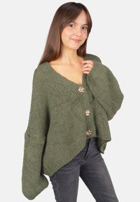 Grüne, gestrickte Strickjacke mit V-Ausschnitt, drei goldenen Knöpfen und weiten Ärmeln. Sie hat eine strukturierte Oberfläche und einen asymmetrischen Saum.