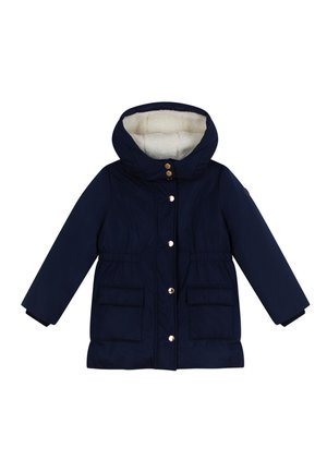 Marineblauer, isolierter Parka mit einer Kapuze aus Kunstfell, zwei Fronttaschen und goldfarbenen Knöpfen, ausgestattet mit einem elastischen Bund für eine taillierte Passform.
