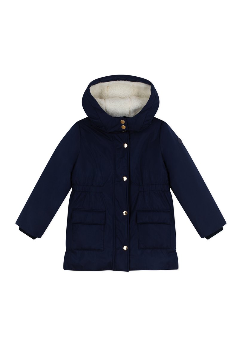 Parka isolata blu navy con cappuccio foderato in pelliccia sintetica, due tasche anteriori e bottoni dorati, caratterizzata da elastico in vita per un look aderente.