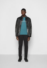 Calvin Klein FRONT LOGO - T-shirt estampada - foamy ocean