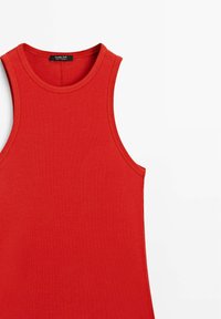 Rød ribbet tanktop med rund halsudskæring og uden ærmer. Materialet har en glat tekstur og indeholder subtile syningsdetaljer.