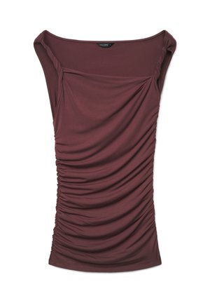 Top bordeaux senza maniche con arricciature, ampio scollo a barca e dettagli di tessuto morbido raccolto, disteso su uno sfondo bianco.