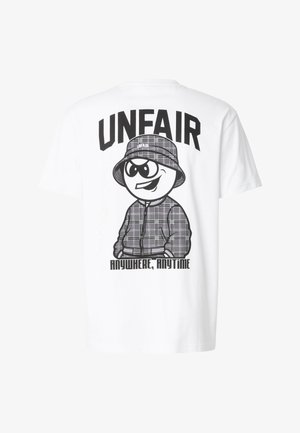 Hvid T-shirt med sort tekst "UNFAIR" og tegneseriefigur iført ternet bøllehat og jakke, tekst "ANYWHERE, ANYTIME" nedenunder.