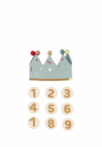 Tkaninová koruna v světle modré barvě se třemi vrcholky, barevnými pom-pomy a pastelovými posypky. Dole deset kulatých číslic v béžové barvě se zlatým prošíváním.