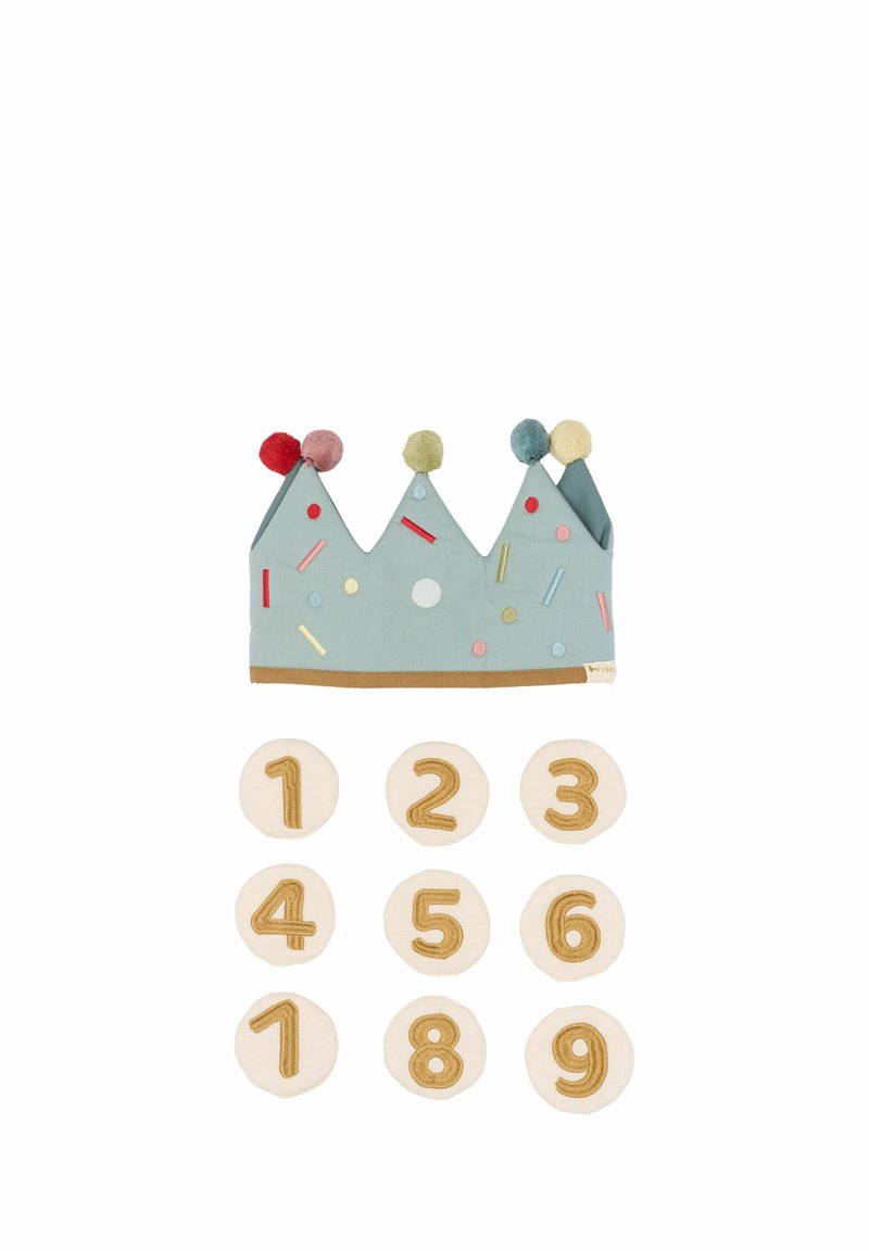 Tkaninová koruna v světle modré barvě se třemi vrcholky, barevnými pom-pomy a pastelovými posypky. Dole deset kulatých číslic v béžové barvě se zlatým prošíváním.