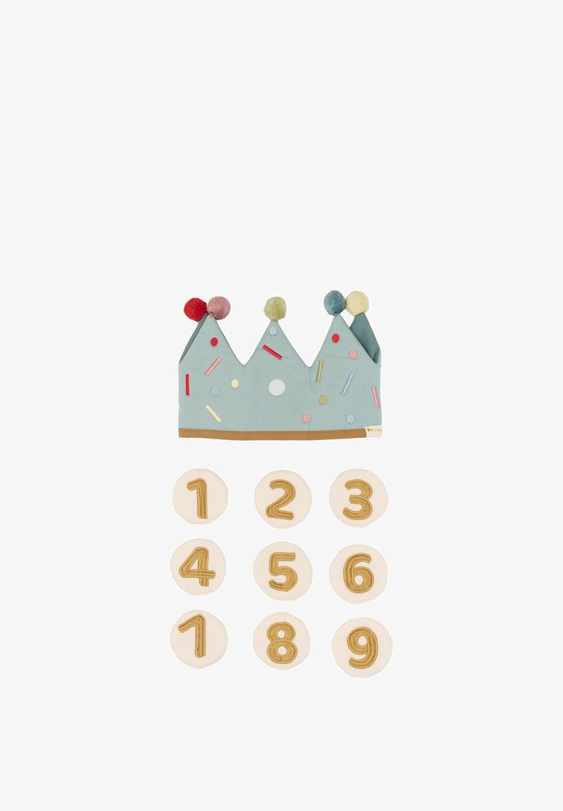Tkaninová koruna v světle modré barvě se třemi vrcholky, barevnými pom-pomy a pastelovými posypky. Dole deset kulatých číslic v béžové barvě se zlatým prošíváním.
