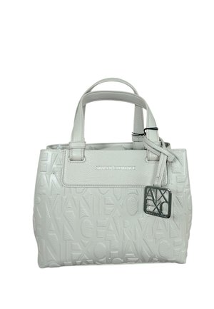 Borsa bianca Armani Exchange con motivo logo in rilievo, due manici e una targhetta AX in metallo nero attaccata al manico.