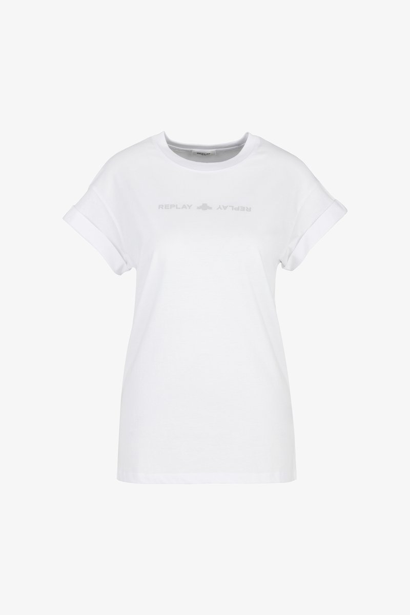 Weißes Baumwoll-T-Shirt mit umgeschlagenen Ärmeln. In der Mitte befindet sich ein grauer Logo-Text "REPLAY" und ein grafisches Emblem, das auf der Vorderseite aufgedruckt ist. Weiche, glatte Textur.