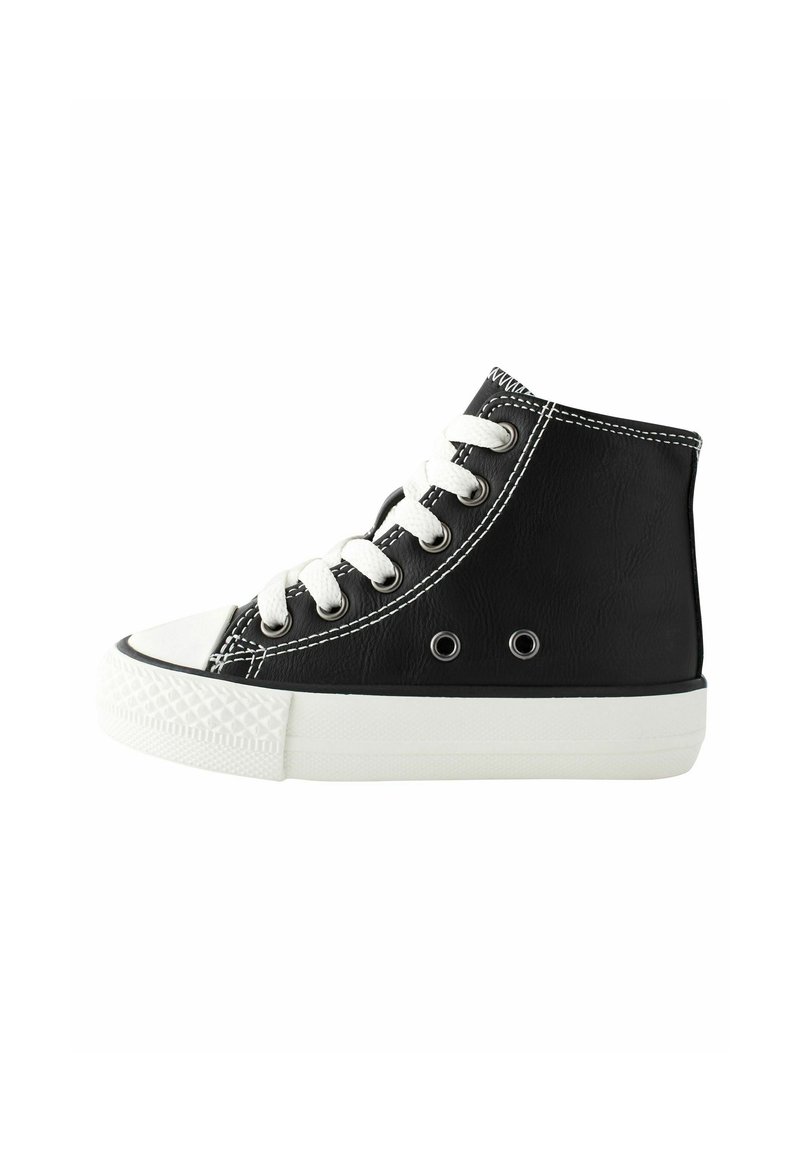 Schwarzer High-Top-Schuh mit weißer Gummikappe und Sohle, ausgestattet mit weißen Schnürsenkeln, Metallösen und kontrastierenden Nähten. Aus glattem Synthetikmaterial.