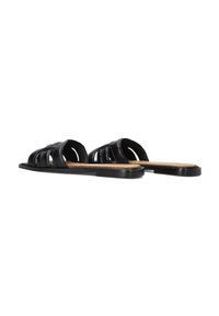 Zwarte leren slipper sandalen met meerdere brede banden, platte zool en een gladde textuur. Ontworpen voor casual gebruik met een minimalistische esthetiek.