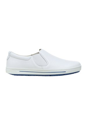 Weißer Lederschlupfschuh mit elastischen Seitenteilen und blau gestreifter Gummisohle, von der Außenseite vor weißem Hintergrund gezeigt.