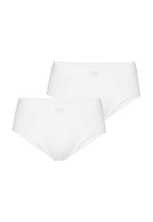 Zwei Paar schlichte weiße Baumwollslips im Brief-Stil mit breitem Bund auf weißem Hintergrund.