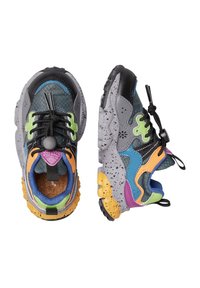 Zapatillas coloridas con parte superior gris, paneles de malla, suela texturizada y detalles en azul, naranja, verde y púrpura. Cuenta con un sistema de lazado flexible.