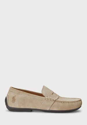 Bežante mokasine od zamjene s ušivenim mokasinskim dizajnom, klasičnog slip-on stila i gumeni potplat. Imaju logo utisnut na peti.