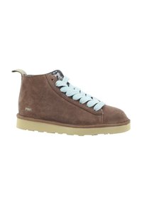 Sneaker alta in suede marrone con lacci azzurri, suola in gomma beige e una linguetta sul retro. Presenta una fodera interna a motivo.