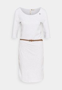 Biała bawełniana sukienka z okrągłym dekoltem, rękawami o długości trzech ćwierć i plecionym brązowym paskiem w talii. Posiada mały detal w postaci guzika.