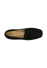 Scarpa slip-on nera in suede con design a punta quadrata. Presenta una superficie liscia e un piccolo logo metallico accentato sul lato.