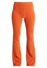 Pantalons évasés orange en tissu extensible doux, avec une couleur unie et une taille ajustée, conçus pour le confort et la polyvalence.