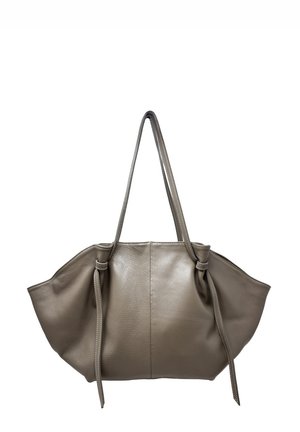 Kožená taška přes rameno v barvě taupe s dvěma dlouhými uchy, stlačeným tvarem a texturovaným povrchem. Vyznačuje se čistým, minimalistickým tvarem.