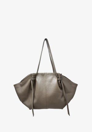 Ledertasche in Taupe mit zwei langen Griffen, einem gerafften Design und strukturierter Oberfläche. Verfügt über eine klare, minimalistische Form.