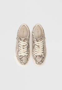 Λευκά και μπεζ αθλητικά παπούτσια με σχέδιο από δέρμα φίδι, επίπεδα κορδόνια και φερμουάρ στο πλάι. Μέγεθος 37 αναγραμμένο εσωτερικά. Καουτσούκ σόλα, υφή στην μπροστινή επιφάνεια.