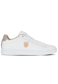 Weiße Leder-Sneaker mit einer strukturierten Oberfläche, ausgestattet mit einer Gummisohle, beigen Akzenten und einem K-Swiss-Logo an der Seite.