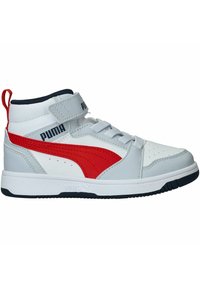 Hochschuh-Sneaker in Weiß und Hellgrau mit roten Akzenten. Aus synthetischem Leder, mit Schnürung vorne und einem Velcro-Riemen, sowie einer strukturierten Sohle.