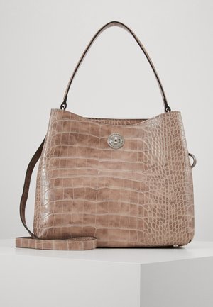 Beige håndtaske i krokodillepræget læder med tophåndtag, aftagelig skulderrem og rund sølvfarvet twist-lås foran.