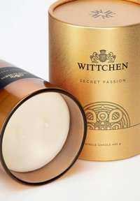 Świeca Wittchen Secret Passion w brązowym metalowym pojemniku, z białym woskiem wewnątrz i teksturowanym złotym opakowaniem z misternymi wzorami.