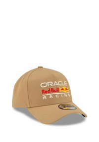 Beige Baseballmütze aus Stoff mit gestickten Logos: "Oracle" und "Red Bull Racing" in Rot und Weiß, mit einem geschwungenen Schirm und verstellbarem Rücken.