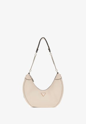 Beige Leder Schultertasche mit kurvenförmiger Silhouette, Kettenriemen und dreieckigem Logodetail. Glatte Oberfläche und kontrastierende Akzente.