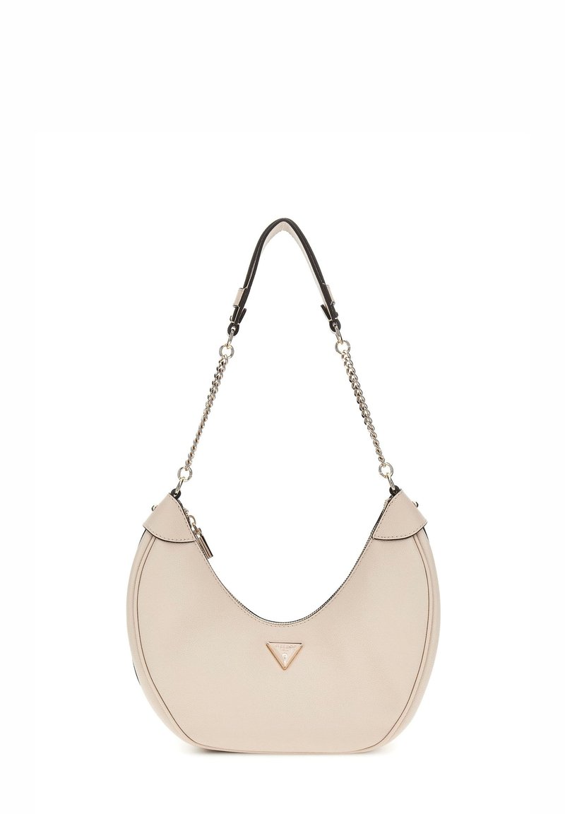Sac à épaule en cuir beige avec une forme incurvée, une chaîne en bandoulière et un détail de logo triangulaire. Texture lisse et accents contrastants.