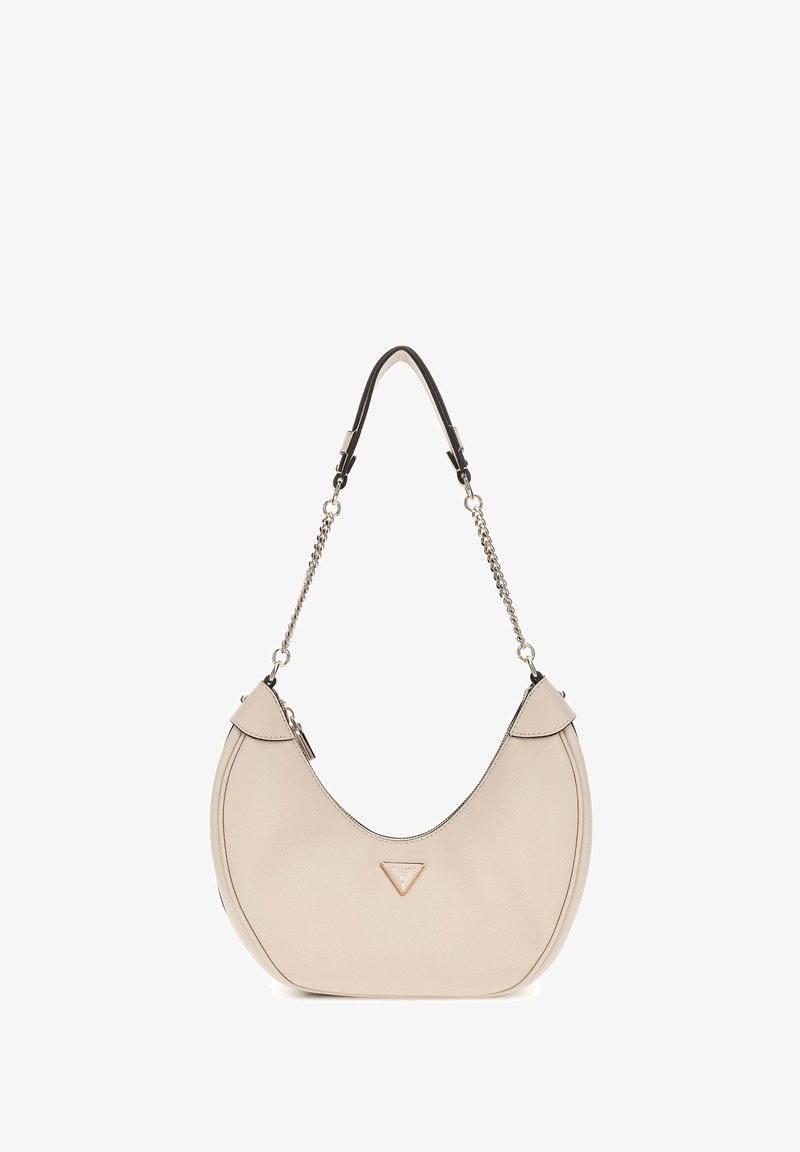 Beige Leder Schultertasche mit kurvenförmiger Silhouette, Kettenriemen und dreieckigem Logodetail. Glatte Oberfläche und kontrastierende Akzente.