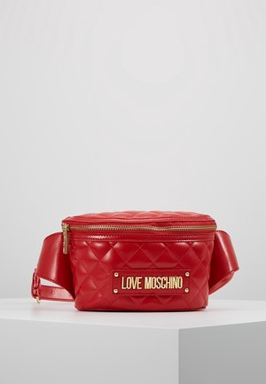 Sac banane en cuir matelassé rouge avec fermeture éclair dorée et inscription "LOVE MOSCHINO" en lettres dorées sur le panneau avant.
