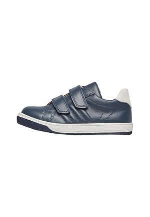 Baskets en cuir bleu marine avec deux bandes Velcro réglables, semelle blanche et accents texturés sur le haut.