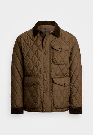 Chaqueta de color marrón acolchada con un cuello de pana, que cuenta con un cierre frontal de botones a presión, dos bolsillos frontales y un bolsillo de parche en el pecho.