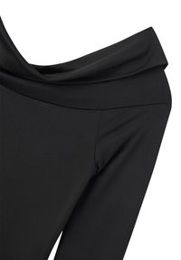 Top nero senza spalline con scollo drappeggiato. Realizzato in un tessuto morbido, presenta una silhouette aderente e dettagli di cucitura sottili.